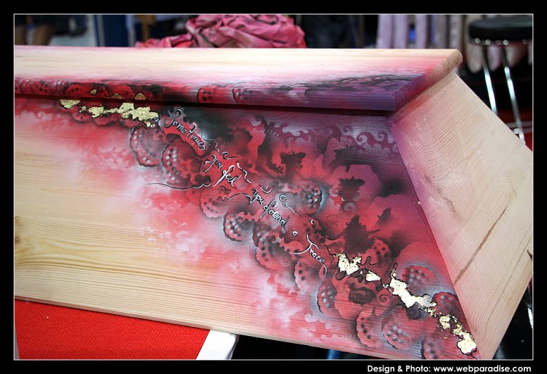 airbrush-bemalung-custompainting-sarg-saerge-sargmesse-live-messekuenstler-christine-dumbsky