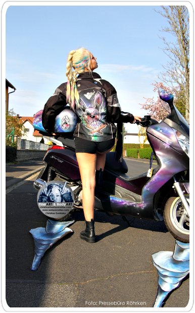 streetart bodypainting roller moped motorrad helm airbrush3172