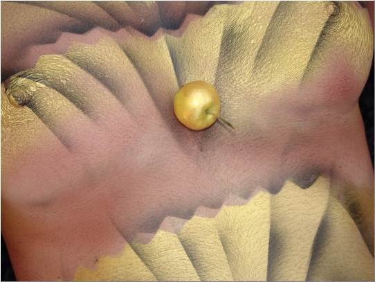 Goldener Apfel auf ... Haut, golden apple on skin