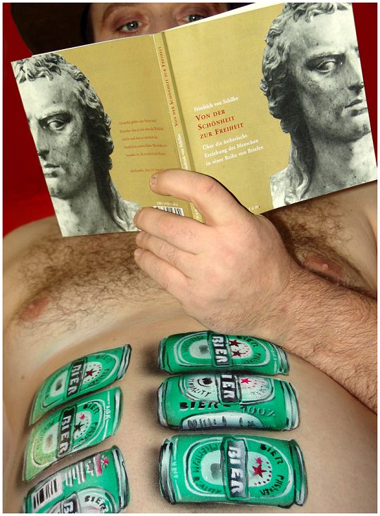 sixpack bodypainted - bier formed that body - Sechserpack - Bodyworkout - Bier die Vorbereitung auf die Fussball WM